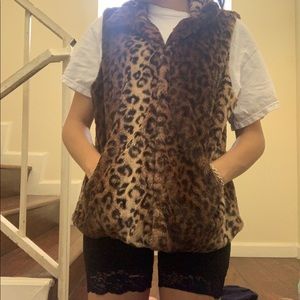 Beautiful leopard/cheetah furry vest 🐆